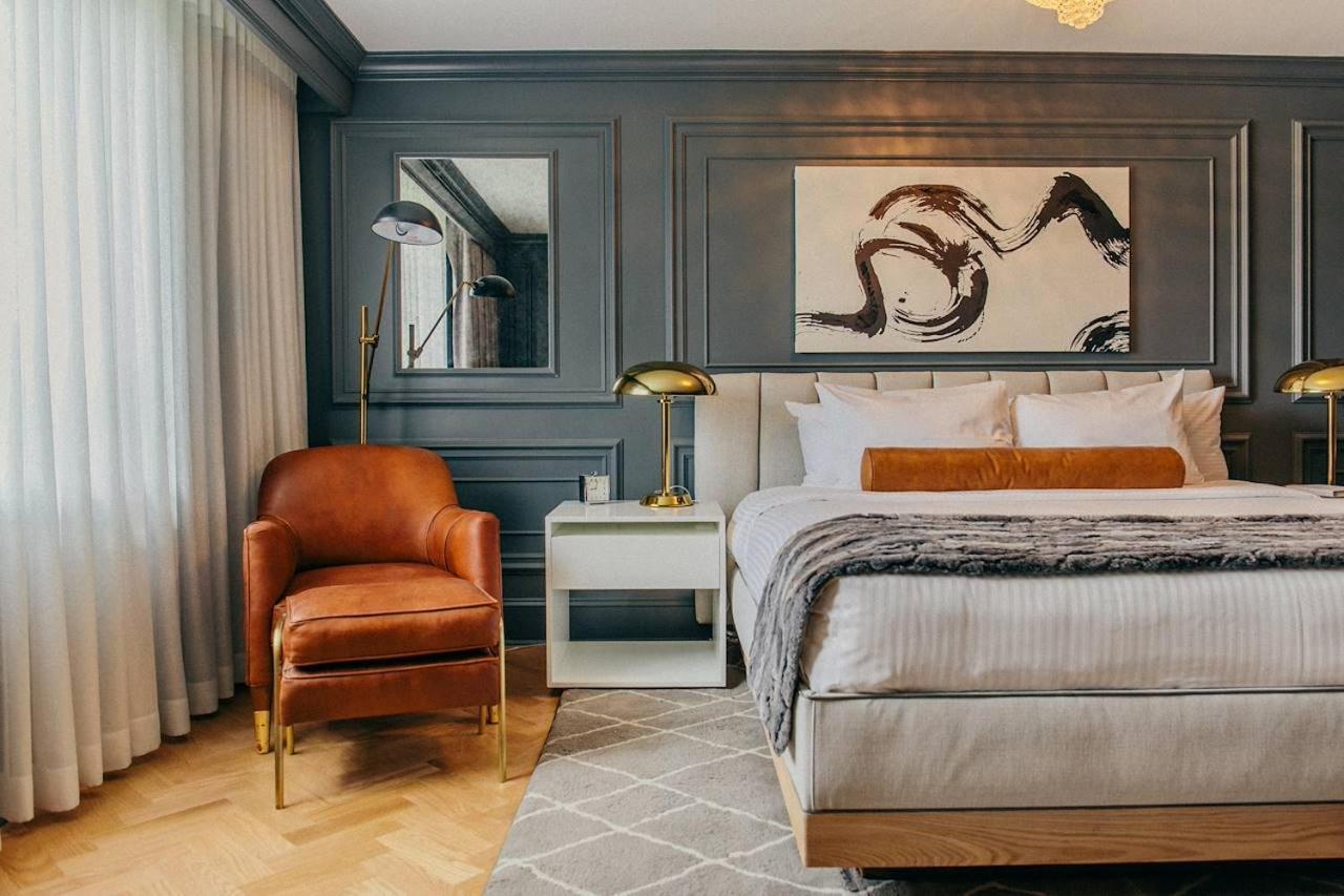 The Drake Oak Brook, Autograph Collection 4*